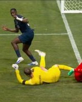 愿无大碍！穆西亚拉与多纳鲁马撞在一起，脚踝变形&amp;被担架抬走