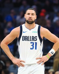 手感冰凉！克莱半场7投仅1中拿到3分 正负值-5