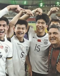 南宫28-安东尼奥：站在楼顶假装跳，等人多了往下尿